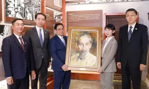 Thủ tướng tặng chân dung Chủ tịch Hồ Chí Minh cho khu di tích ở Vân Nam Thủ tướng tặng chân dung Chủ tịch Hồ Chí Minh cho khu di tích ở Vân Nam