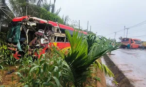 Hai ôtô khách nát đầu, đuôi sau tai nạn trên quốc lộ 14 Hai ôtô khách nát đầu, đuôi sau tai nạn trên quốc lộ 14