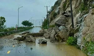 Đá lở rơi xuống đường ven biển Ninh Thuận Đá lở rơi xuống đường ven biển Ninh Thuận