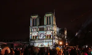 Nhà thờ Đức Bà Paris rực sáng trong ngày mở cửa trở lại Nhà thờ Đức Bà Paris rực sáng trong ngày mở cửa trở lại