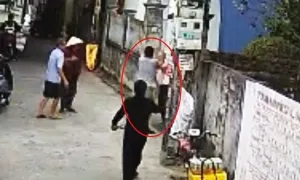 Hành hung cụ ông 82 tuổi vì bao tải sắt vụn Hành hung cụ ông 82 tuổi vì bao tải sắt vụn