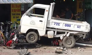 Người đàn ông nghi say xỉn lái ôtô gây tai nạn Người đàn ông nghi say xỉn lái ôtô gây tai nạn