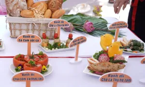 Lần đầu công diễn 100 món hải sản ăn kèm bánh mì Lần đầu công diễn 100 món hải sản ăn kèm bánh mì