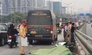 Nữ xe ôm tử vong sau va chạm xe khách ở Hà Nội Nữ xe ôm tử vong sau va chạm xe khách ở Hà Nội