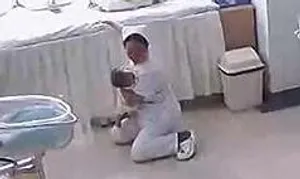 Y tá quỳ gối ôm chặt bé sơ sinh trong động đất Y tá quỳ gối ôm chặt bé sơ sinh trong động đất