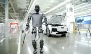 Robot hình người Trung Quốc làm việc trong nhà máy ôtô cao cấp Robot hình người Trung Quốc làm việc trong nhà máy ôtô cao cấp