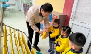 Những thầy giáo bám bản dạy trẻ mầm non Những thầy giáo bám bản dạy trẻ mầm non