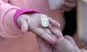 Bé 3 tuổi tìm thấy báu vật 3.800 năm Bé 3 tuổi tìm thấy báu vật 3.800 năm