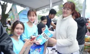 Hàng trăm người dân xếp hàng nhận bib Kun Marathon Huế Hàng trăm người dân xếp hàng nhận bib Kun Marathon Huế
