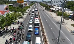 Ôtô nhích từng mét qua cầu Rạch Miễu, trạm thu phí xả 3 lần Ôtô nhích từng mét qua cầu Rạch Miễu, trạm thu phí xả 3 lần