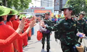 Người dân chào đón đoàn diễu binh vào Nam mừng ngày 30/4 Người dân chào đón đoàn diễu binh vào Nam mừng ngày 30/4