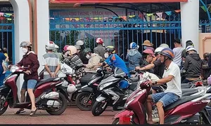 Chị bán tạp hóa ngày đưa rước con đi học bốn lần Chị bán tạp hóa ngày đưa rước con đi học bốn lần