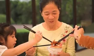 Làm ngơ dùng đũa gắp thức ăn cho nhau vì sợ phiền Làm ngơ dùng đũa gắp thức ăn cho nhau vì sợ phiền
