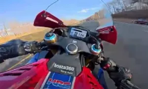 Tay lái môtô bị bắt sau khi đăng video chạy xe hơn 300 km/h Tay lái môtô bị bắt sau khi đăng video chạy xe hơn 300 km/h