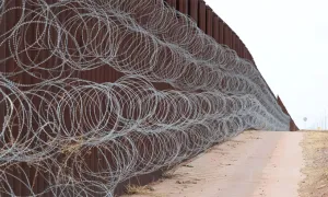 Ông Trump cho phép quân đội Mỹ kiểm soát đất công dọc biên giới Mexico Ông Trump cho phép quân đội Mỹ kiểm soát đất công dọc biên giới Mexico