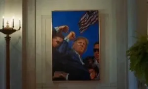 Nhà Trắng treo tranh vẽ khoảnh khắc ông Trump bị ám sát hụt Nhà Trắng treo tranh vẽ khoảnh khắc ông Trump bị ám sát hụt