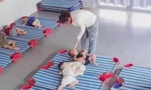 Cô giáo mầm non dốc ngược chân, đánh trẻ giờ ngủ trưa Cô giáo mầm non dốc ngược chân, đánh trẻ giờ ngủ trưa