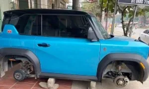 Trộm 4 bánh của ôtô đỗ trên vỉa hè Trộm 4 bánh của ôtô đỗ trên vỉa hè