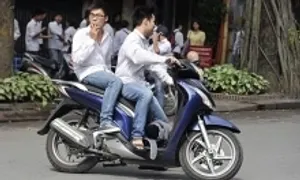 Con trai lớp 9 phóng xe máy đâm gãy chân người đi đường Con trai lớp 9 phóng xe máy đâm gãy chân người đi đường