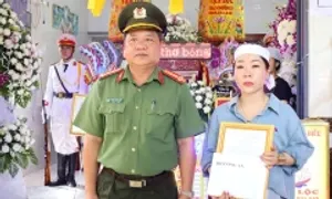Thăng quân hàm với công an hy sinh khi truy bắt ghe cào điện Thăng quân hàm với công an hy sinh khi truy bắt ghe cào điện