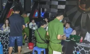 Cảnh sát đột kích bắt nhiều người trong 'tiệc ma túy' Cảnh sát đột kích bắt nhiều người trong 'tiệc ma túy'