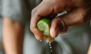 Bà nội đòi nhỏ nước cốt chanh 'cho cháu sáng mắt' Bà nội đòi nhỏ nước cốt chanh 'cho cháu sáng mắt'