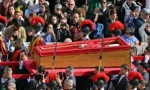 Linh cữu Giáo hoàng Francis được đưa tới Vương cung Thánh đường Thánh Peter Linh cữu Giáo hoàng Francis được đưa tới Vương cung Thánh đường Thánh Peter