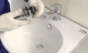 Tôi sững người khi nghe tiền công thay lavabo 900 nghìn đồng Tôi sững người khi nghe tiền công thay lavabo 900 nghìn đồng