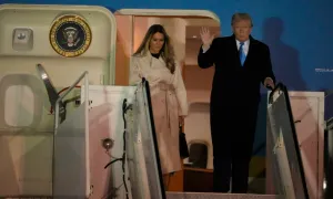 Ông Trump tổ chức sinh nhật cho vợ trên Không lực Một Ông Trump tổ chức sinh nhật cho vợ trên Không lực Một