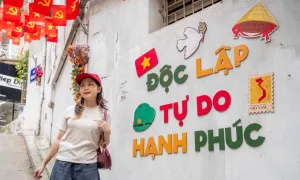 Đường phố Hà Nội rợp cờ hoa, hút khách check in Đường phố Hà Nội rợp cờ hoa, hút khách check in