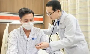 Ngực chàng trai lõm sâu chèn ép tim phổi Ngực chàng trai lõm sâu chèn ép tim phổi