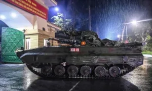 Xe tăng, khí tài quân sự 'hành quân' trong đêm mưa Hà Nội Xe tăng, khí tài quân sự 'hành quân' trong đêm mưa Hà Nội