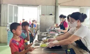 Cải thiện bữa ăn cho hàng trăm học sinh vùng cao Cải thiện bữa ăn cho hàng trăm học sinh vùng cao